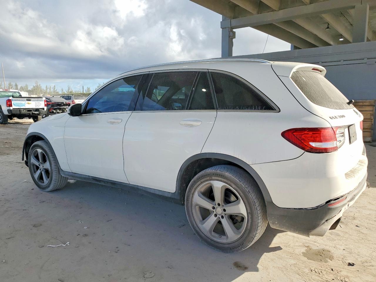 2017 MERCEDES-BENZ GLC 300 4MATIC photo 2