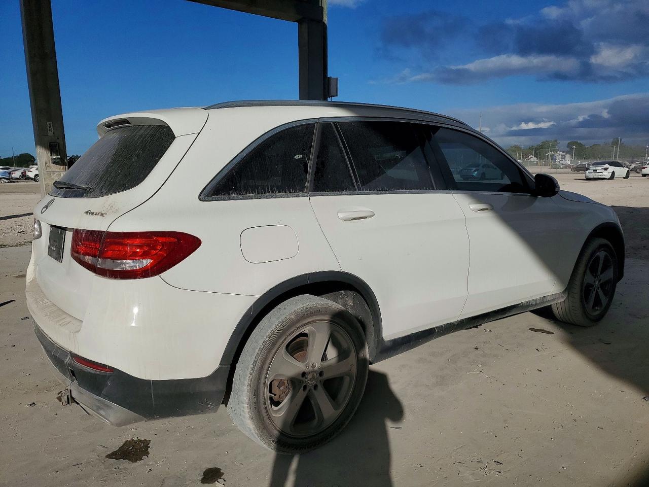 2017 MERCEDES-BENZ GLC 300 4MATIC photo 3