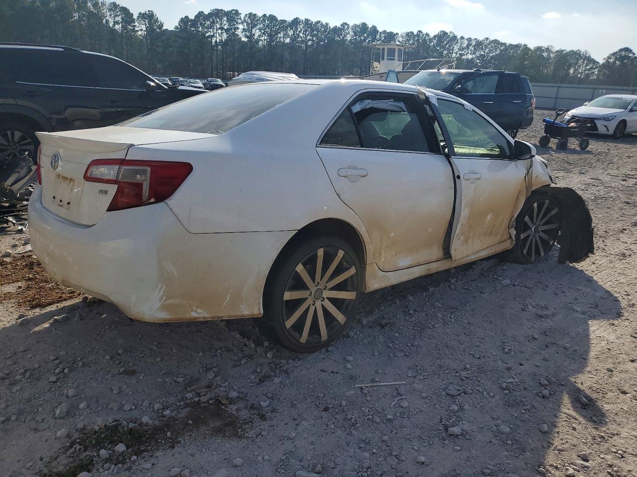 2014 TOYOTA CAMRY L photo 3