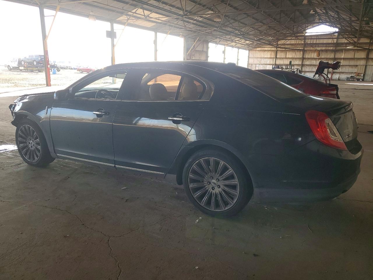 2013 LINCOLN MKS photo 2