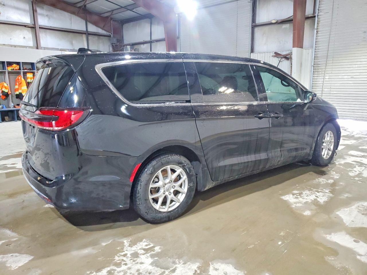 2025 CHRYSLER PACIFICA SELECT photo 3