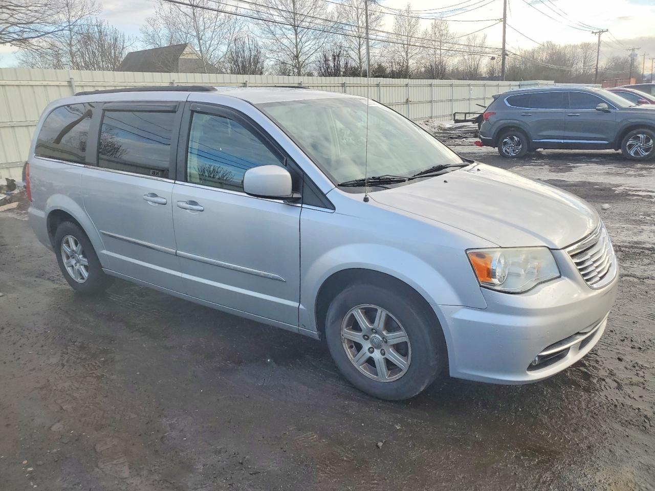 2012 CHRYSLER TOWN & COUNTRY TOURING photo 4