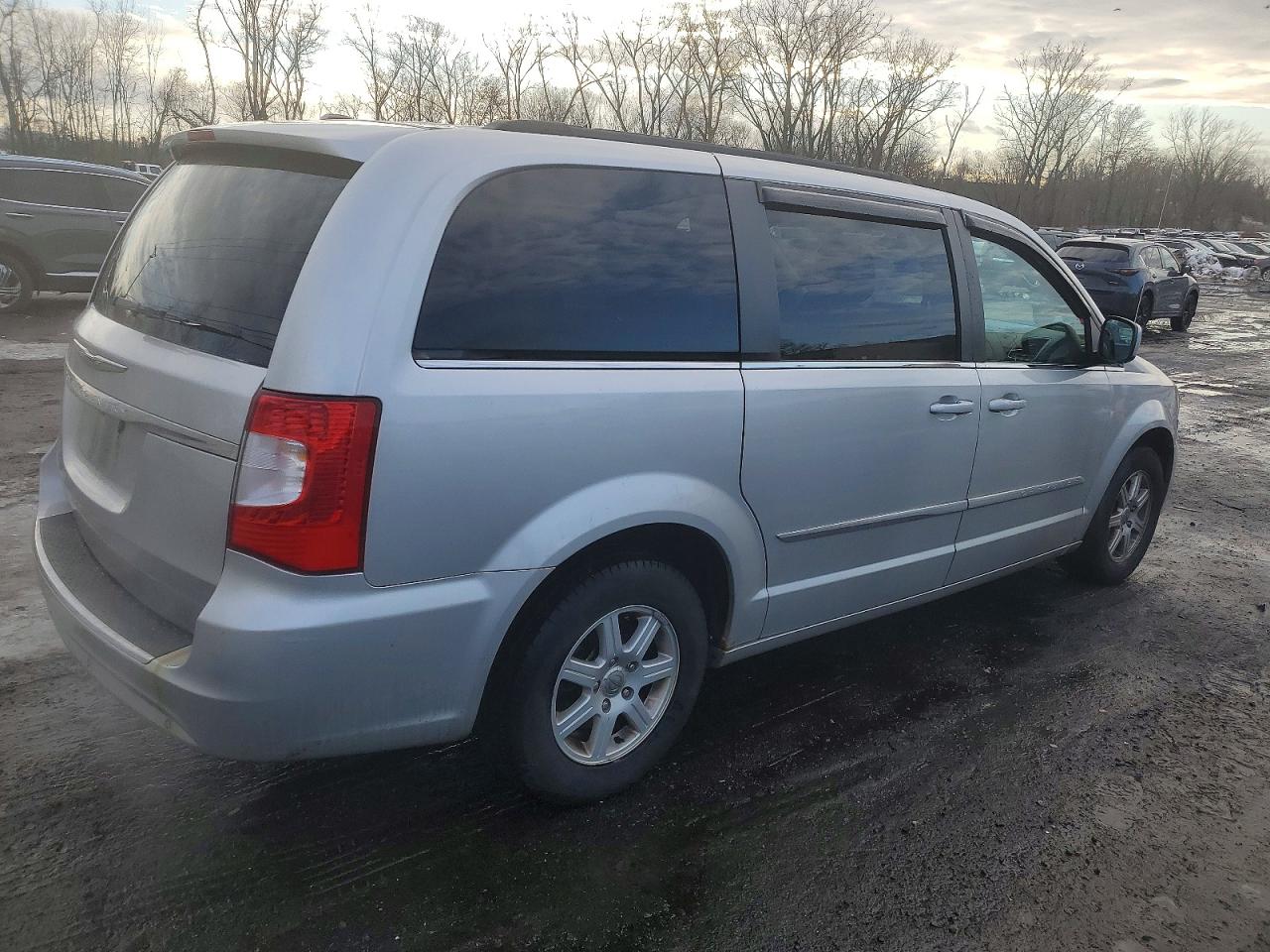 2012 CHRYSLER TOWN & COUNTRY TOURING photo 3