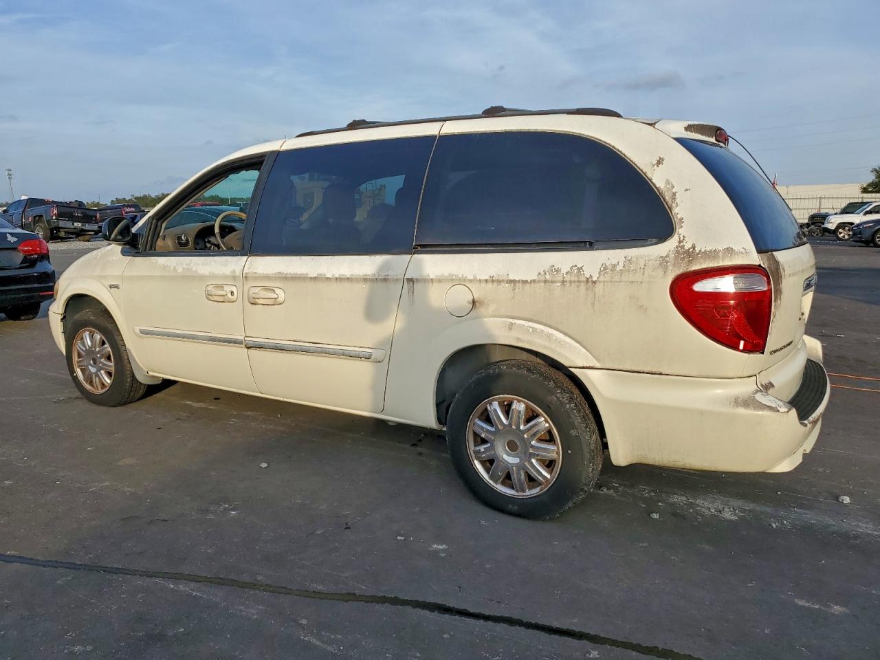 2007 CHRYSLER TOWN & COUNTRY TOURING photo 2