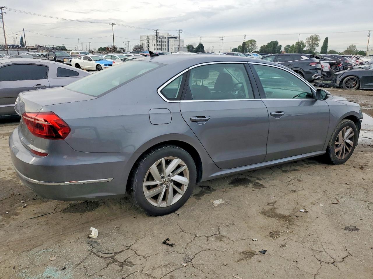 2018 VOLKSWAGEN PASSAT SE photo 3