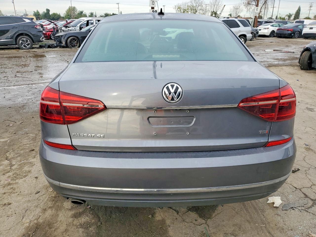 2018 VOLKSWAGEN PASSAT SE photo 6