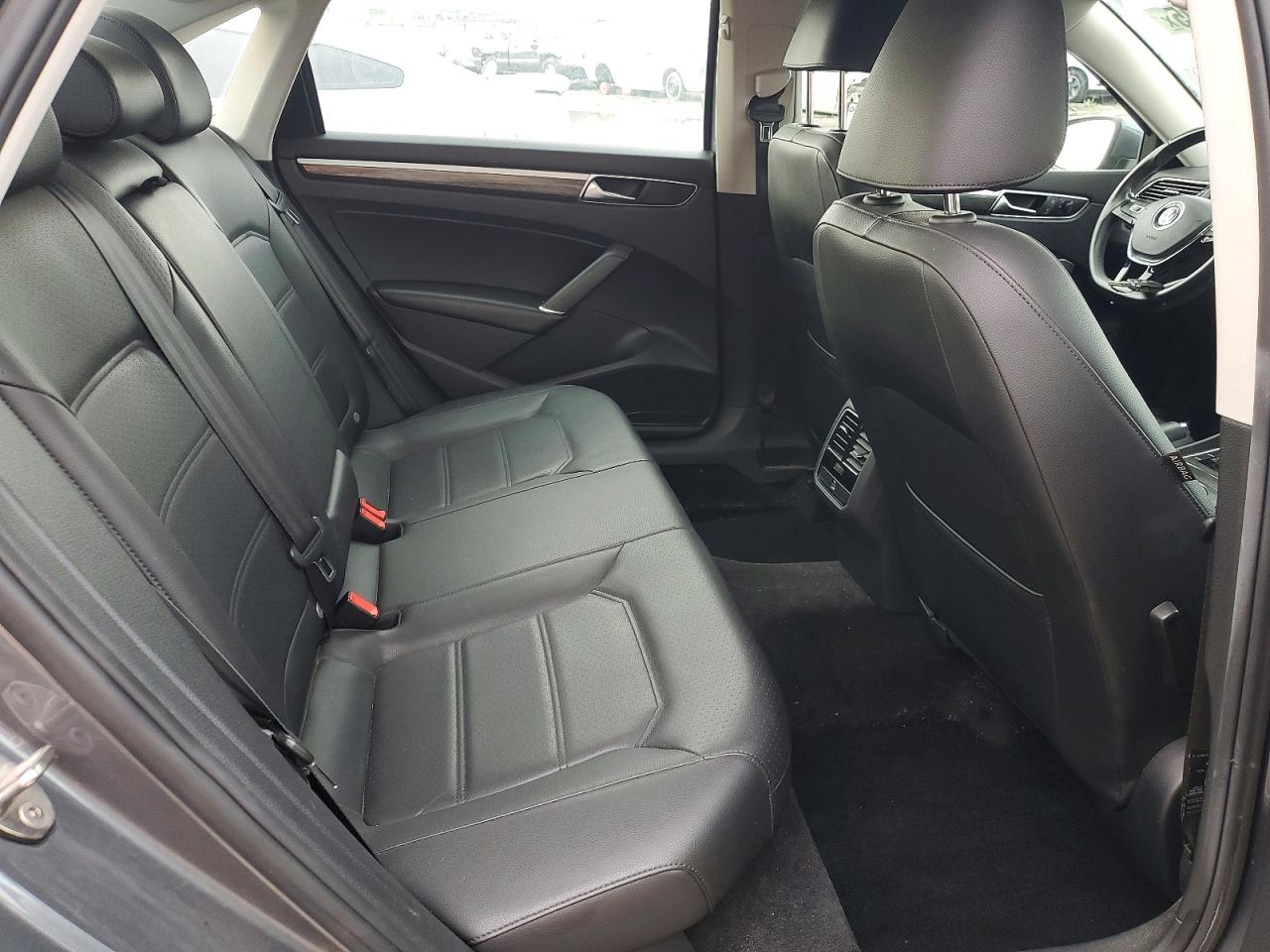 2018 VOLKSWAGEN PASSAT SE photo 10