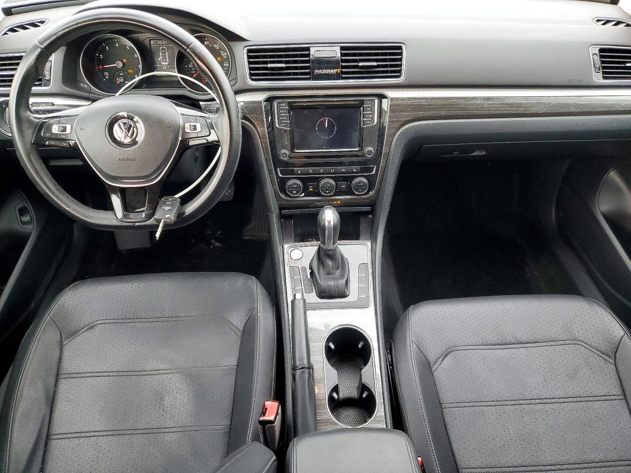 2018 VOLKSWAGEN PASSAT SE photo 8