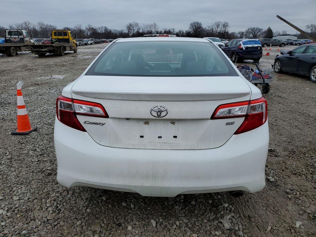 2014 TOYOTA CAMRY L photo 6