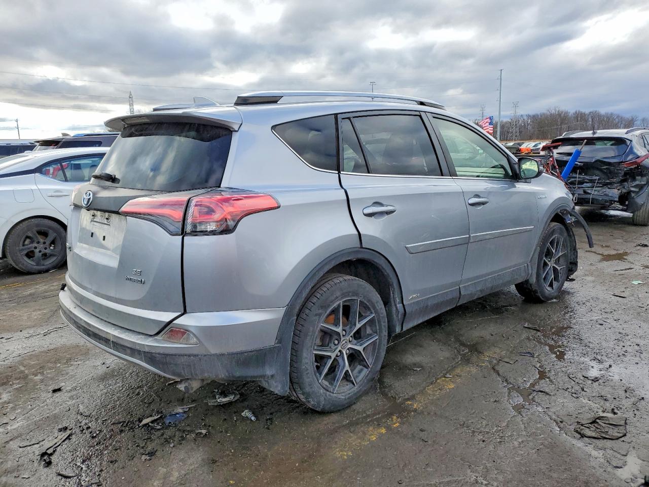 2017 TOYOTA RAV4 HV SE photo 3