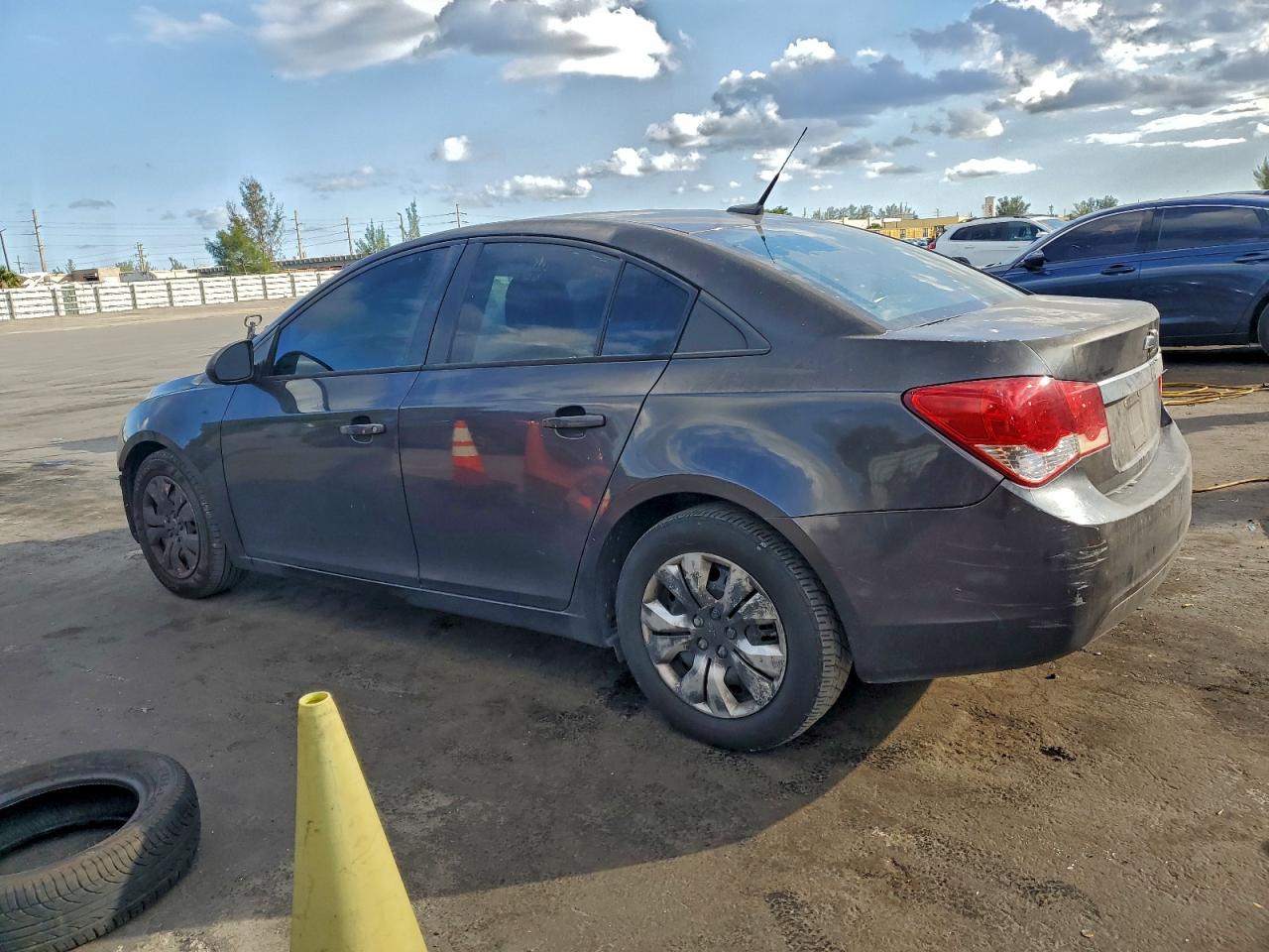 2014 CHEVROLET CRUZE LS photo 2