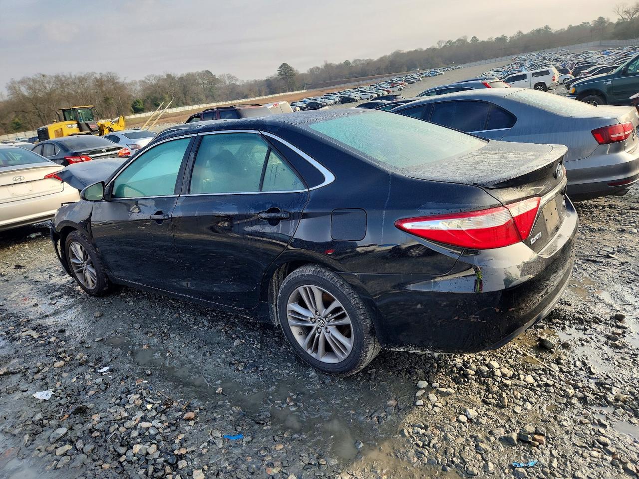 2015 TOYOTA CAMRY LE photo 2