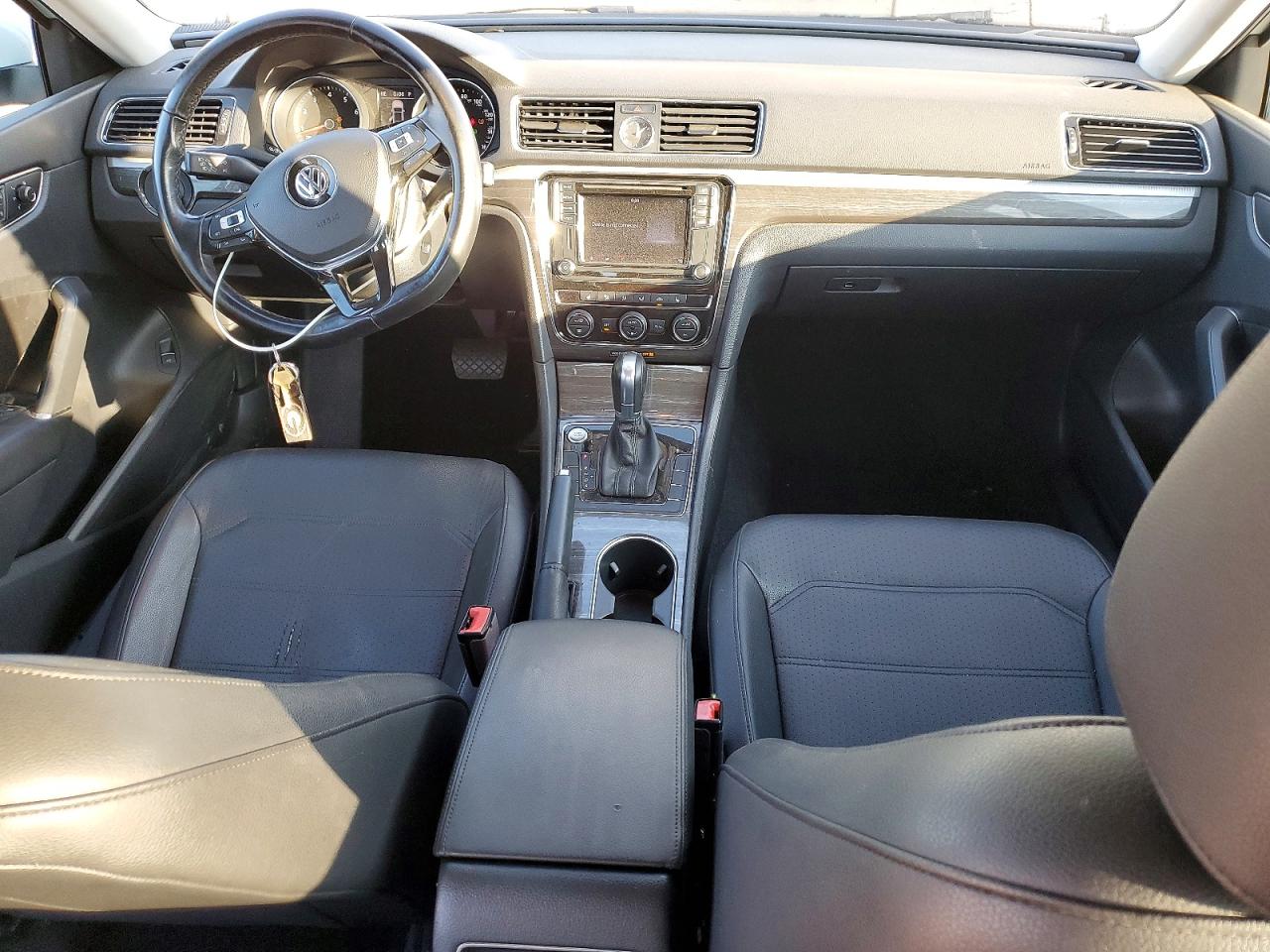 2017 VOLKSWAGEN PASSAT SE photo 8