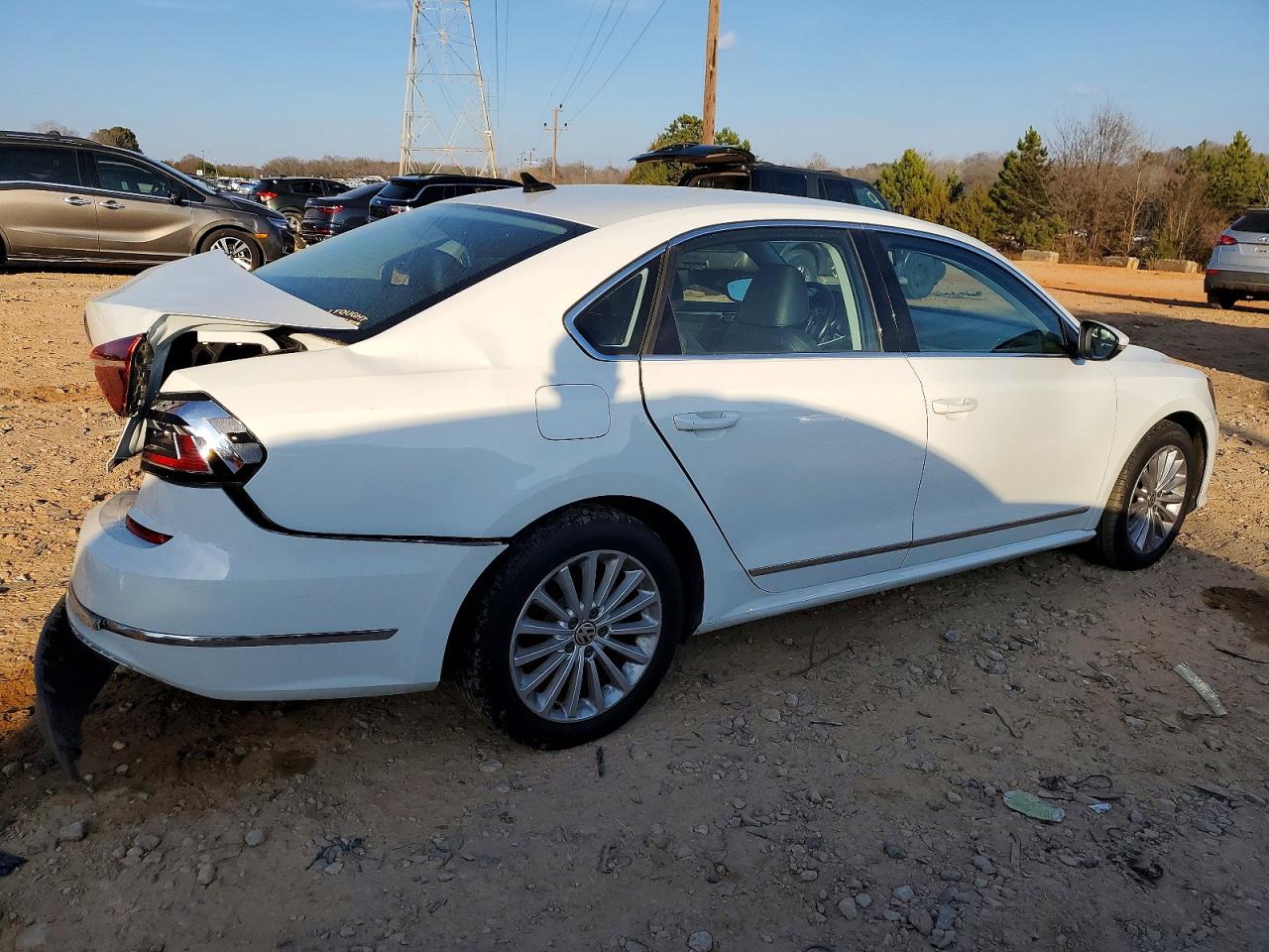 2017 VOLKSWAGEN PASSAT SE photo 3