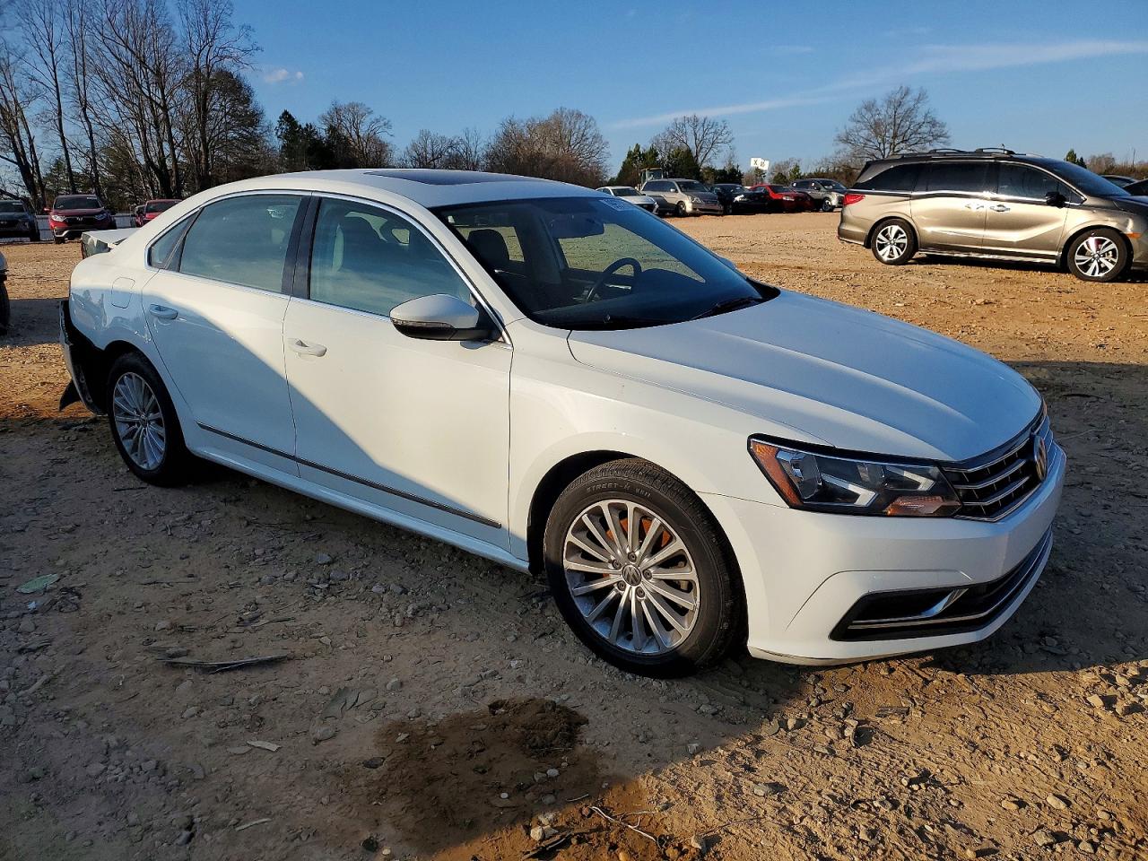 2017 VOLKSWAGEN PASSAT SE photo 4