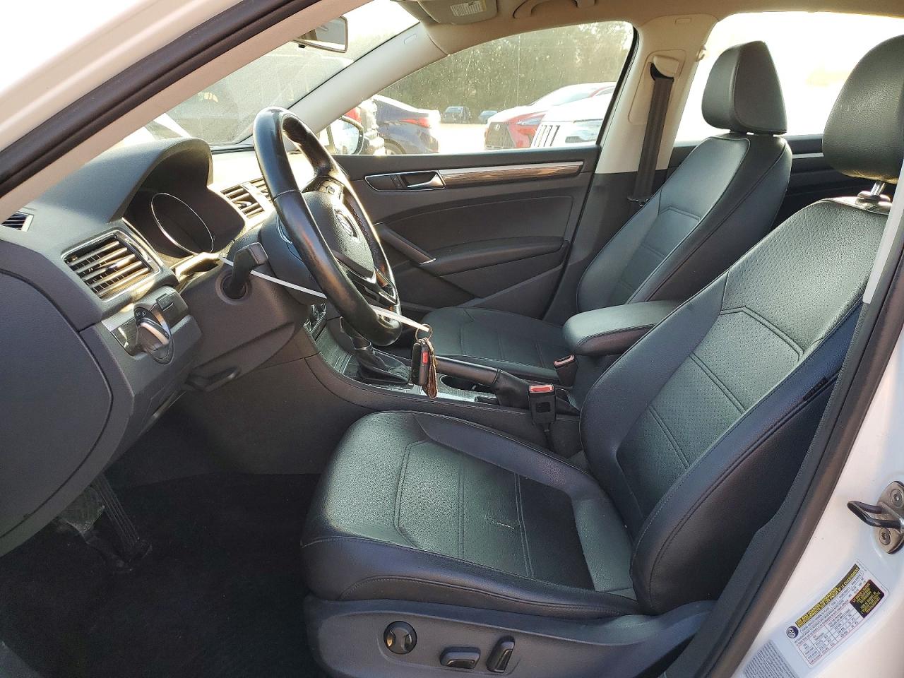 2017 VOLKSWAGEN PASSAT SE photo 7