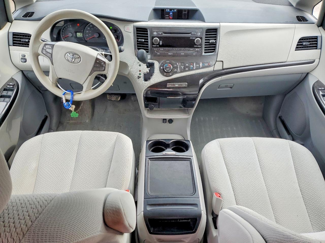 2014 TOYOTA SIENNA LE photo 8