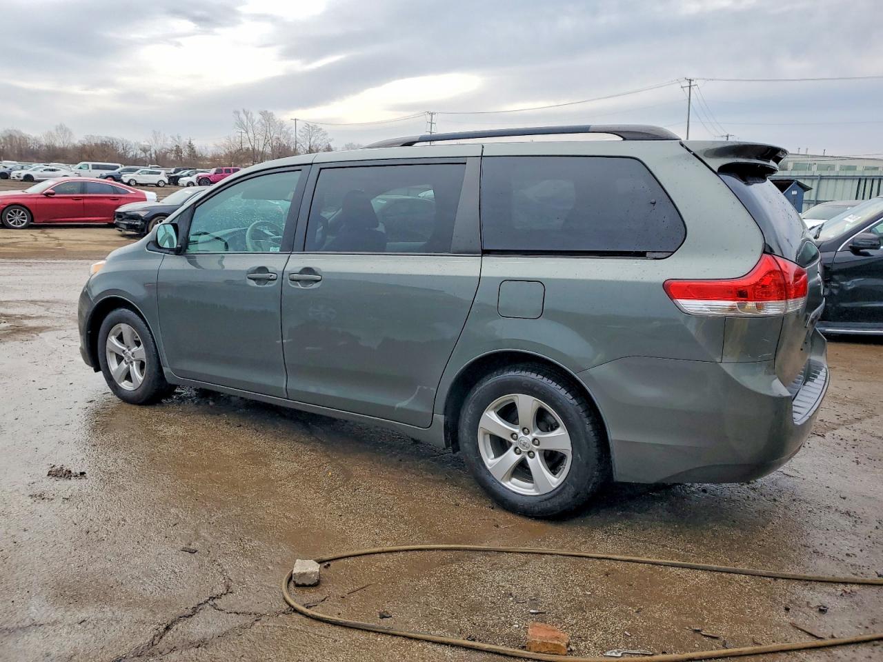 2014 TOYOTA SIENNA LE photo 2