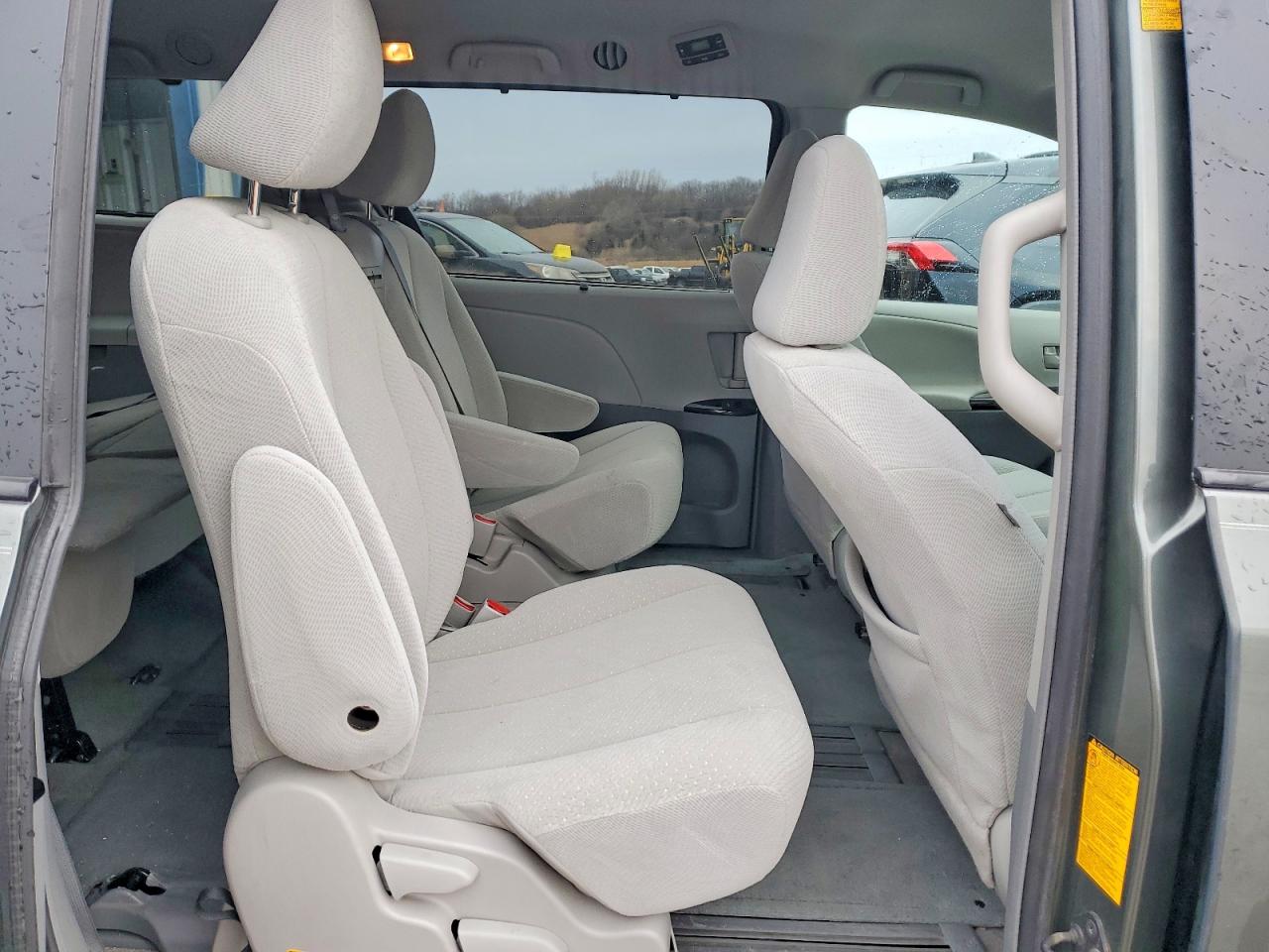 2014 TOYOTA SIENNA LE photo 11