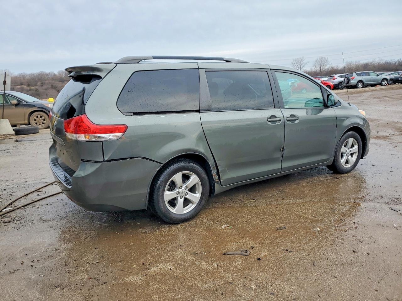 2014 TOYOTA SIENNA LE photo 3