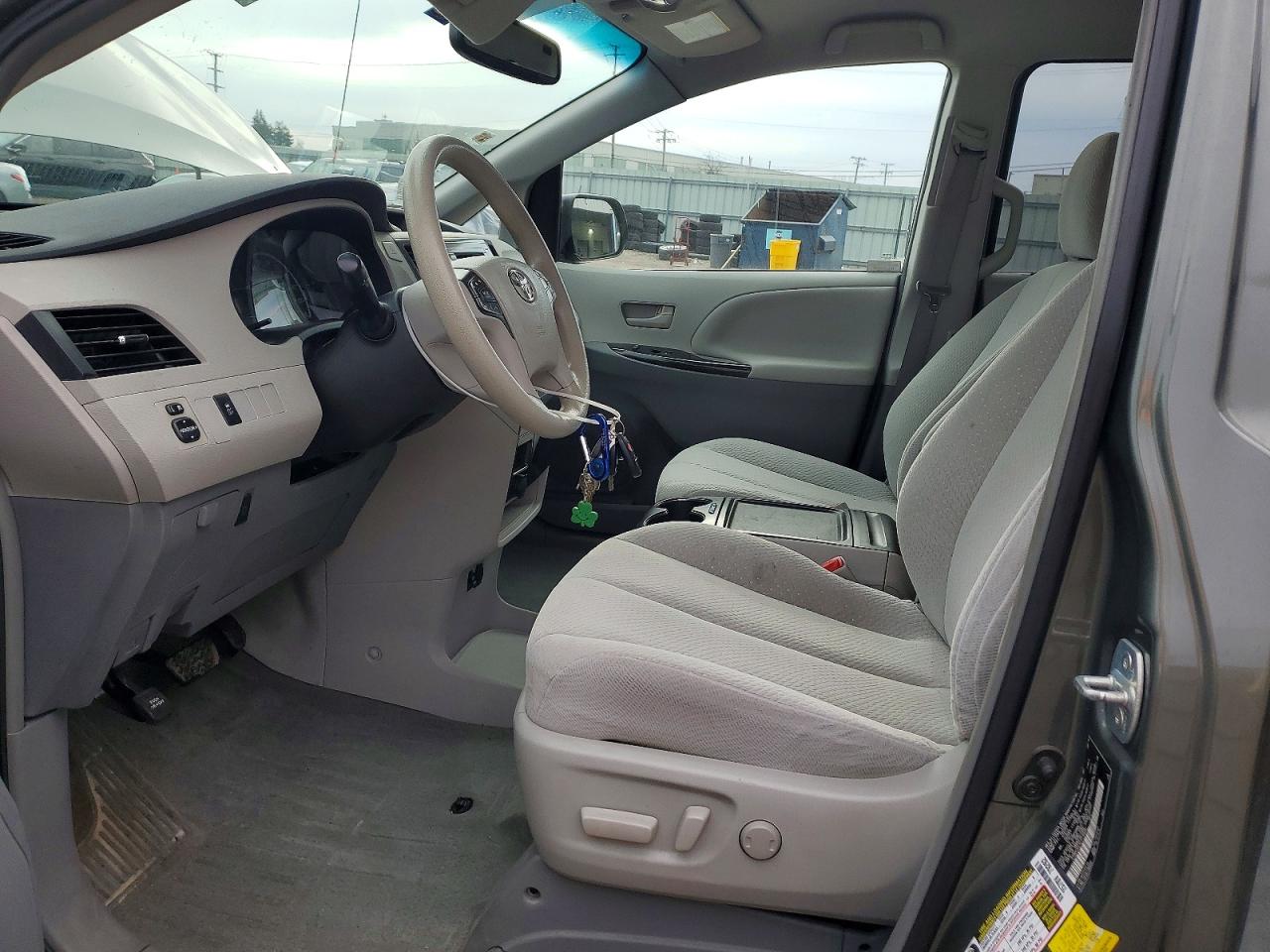 2014 TOYOTA SIENNA LE photo 7