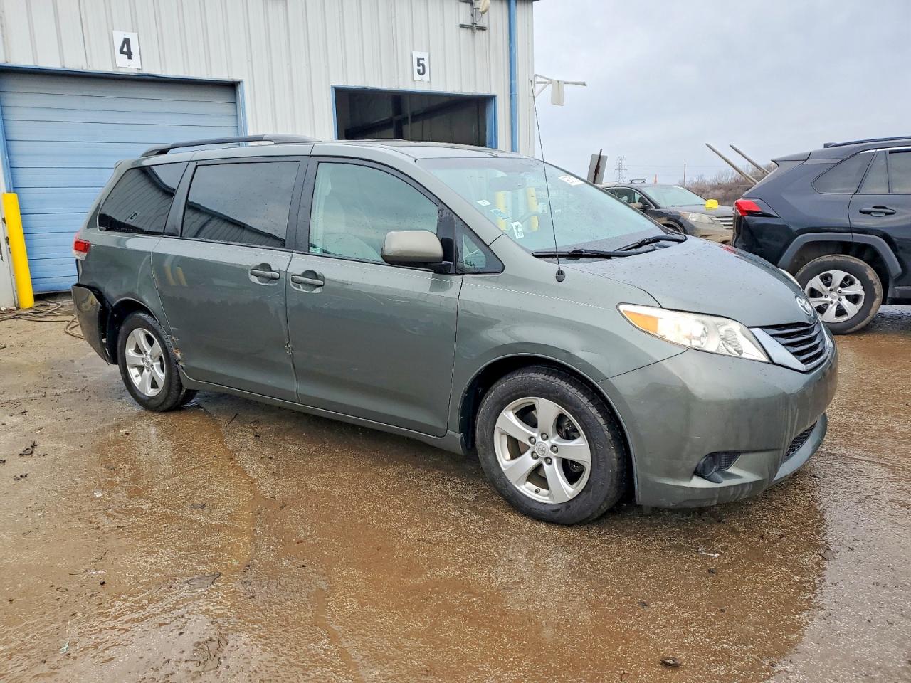 2014 TOYOTA SIENNA LE photo 4