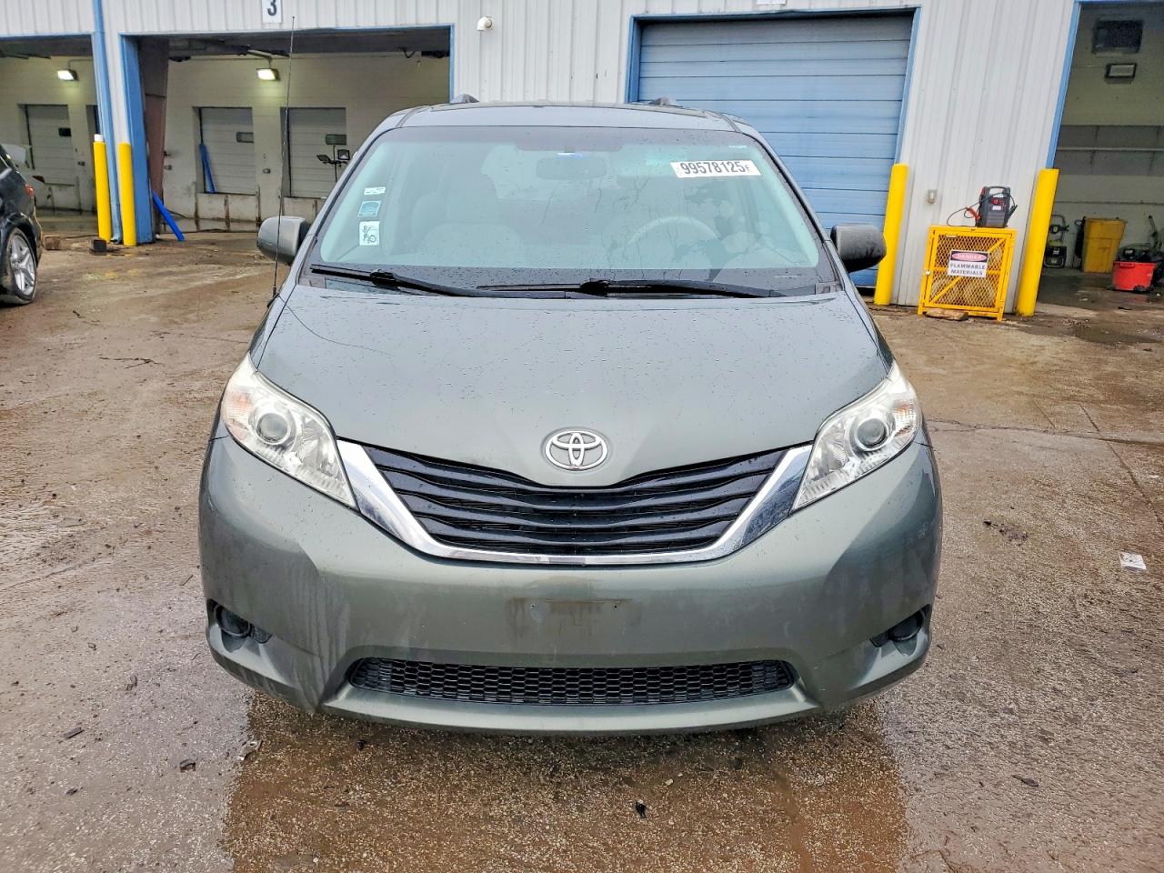 2014 TOYOTA SIENNA LE photo 5