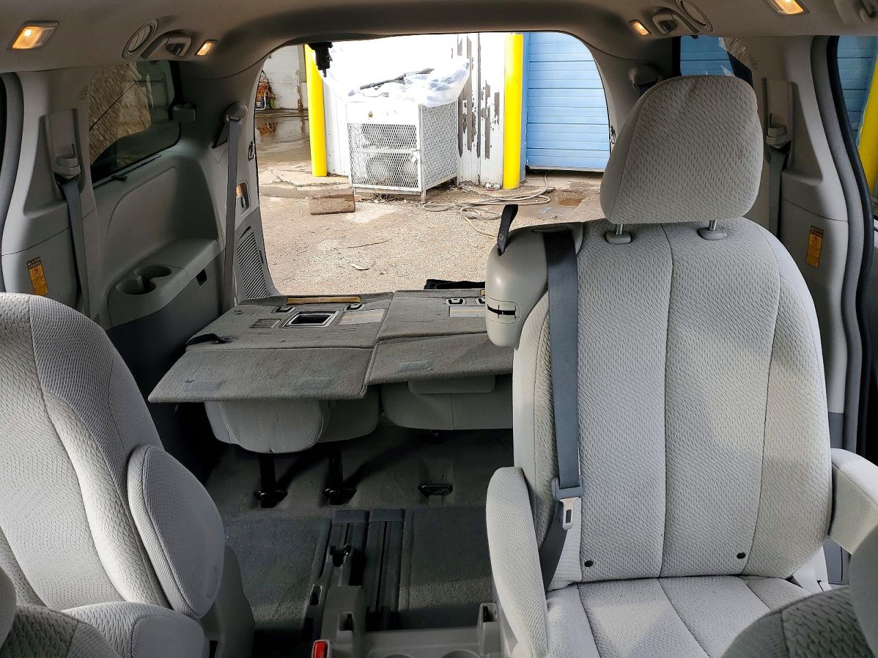 2014 TOYOTA SIENNA LE photo 10