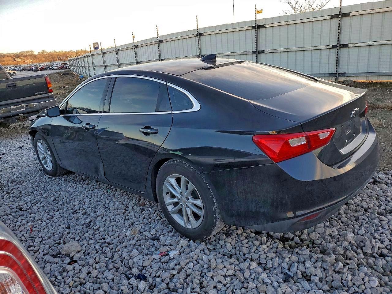 2017 CHEVROLET MALIBU LT photo 2