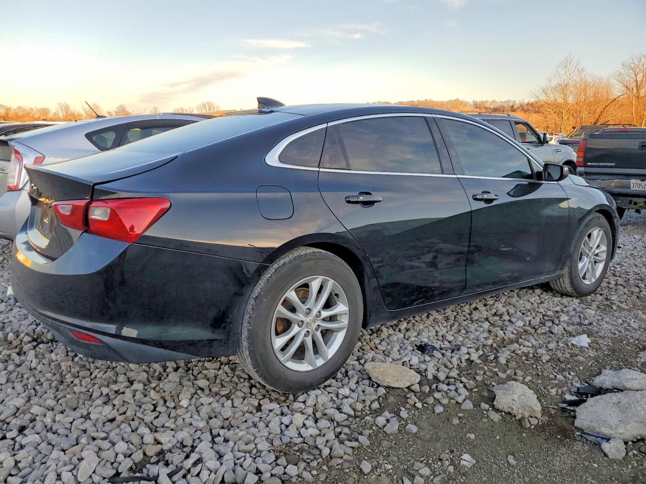 2017 CHEVROLET MALIBU LT photo 3
