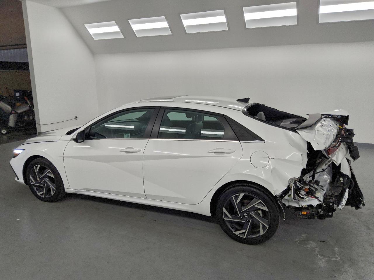 2025 HYUNDAI ELANTRA LIMITED photo 2