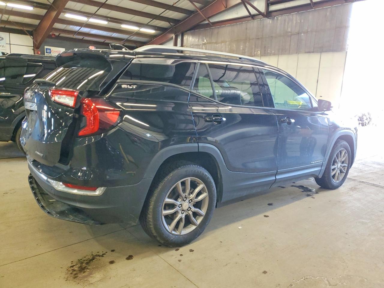 2024 GMC TERRAIN SLT photo 3