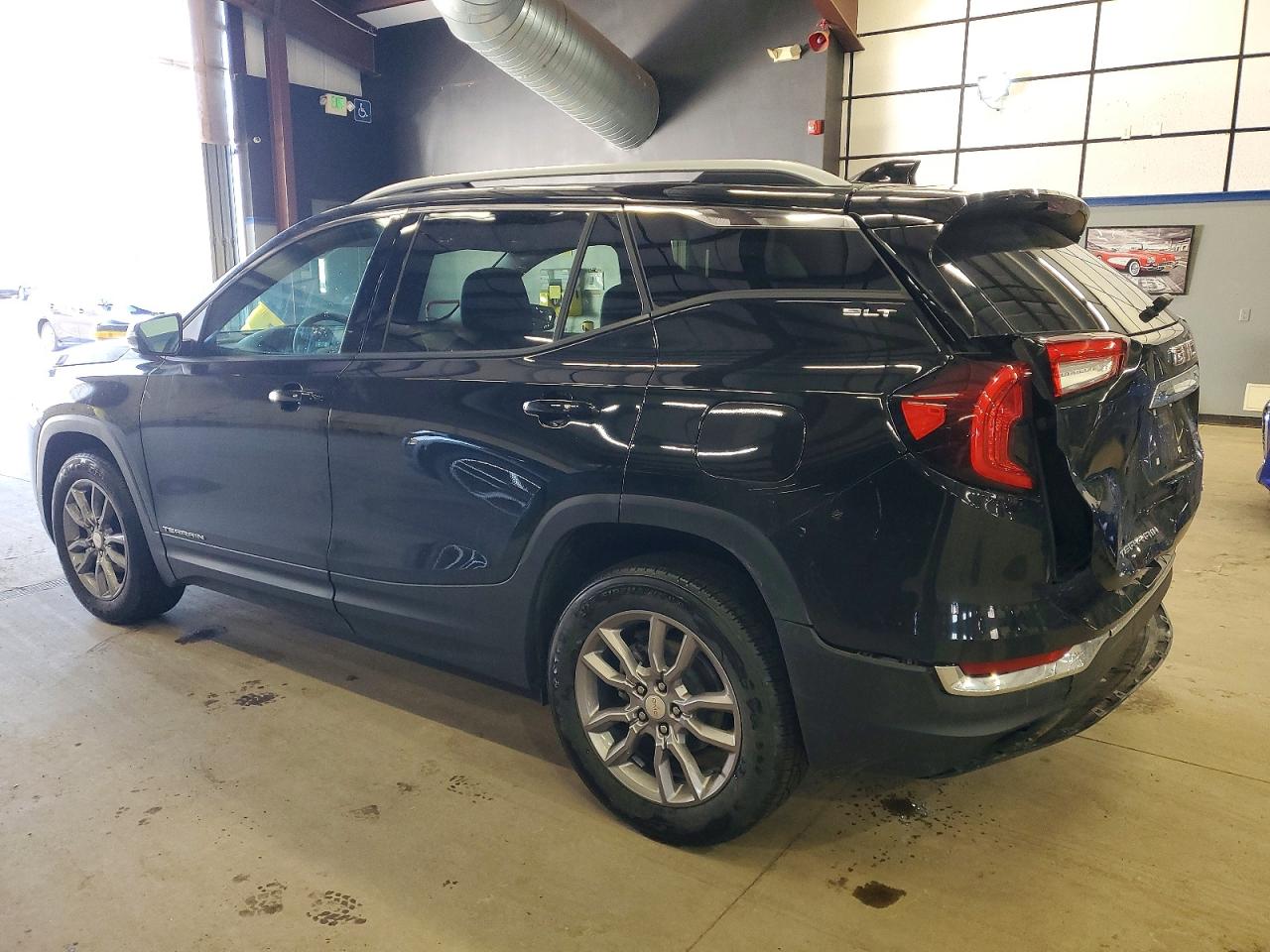 2024 GMC TERRAIN SLT photo 2