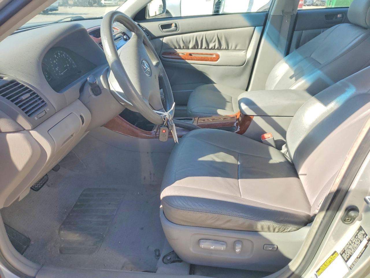 2004 TOYOTA CAMRY LE photo 7