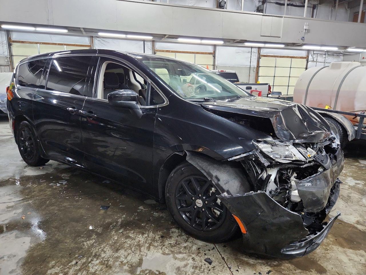 2023 CHRYSLER VOYAGER LX photo 4