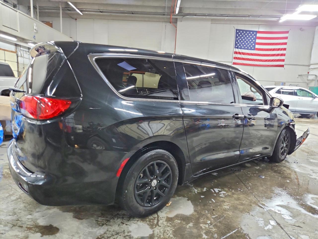 2023 CHRYSLER VOYAGER LX photo 3