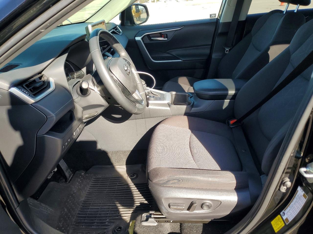 2024 TOYOTA RAV4 XLE photo 7