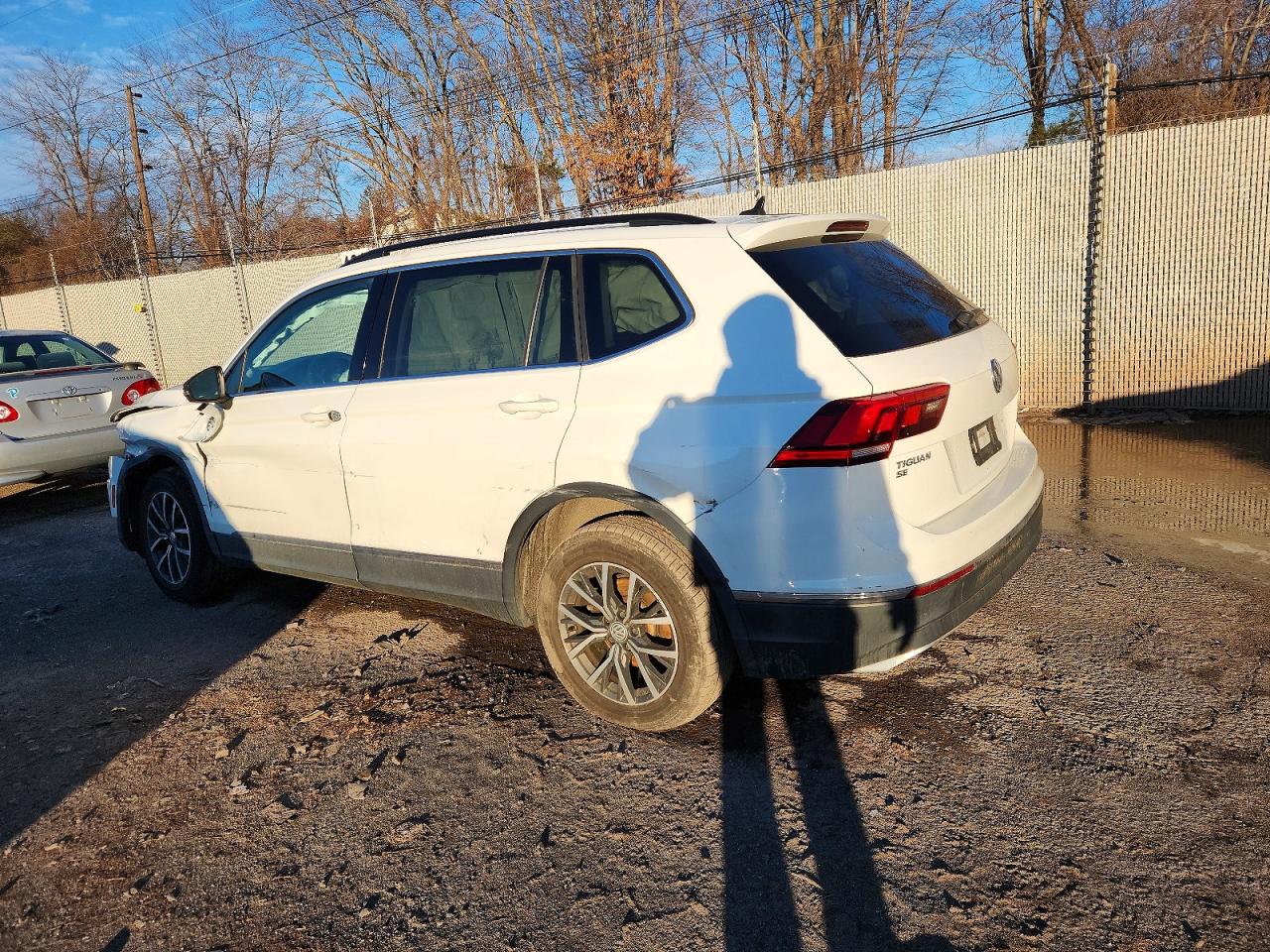 2020 VOLKSWAGEN TIGUAN SE photo 2