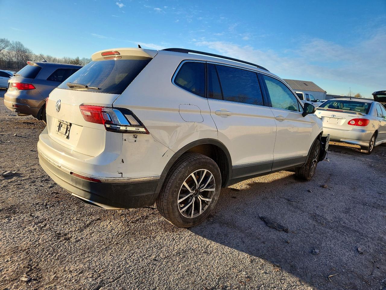 2020 VOLKSWAGEN TIGUAN SE photo 3