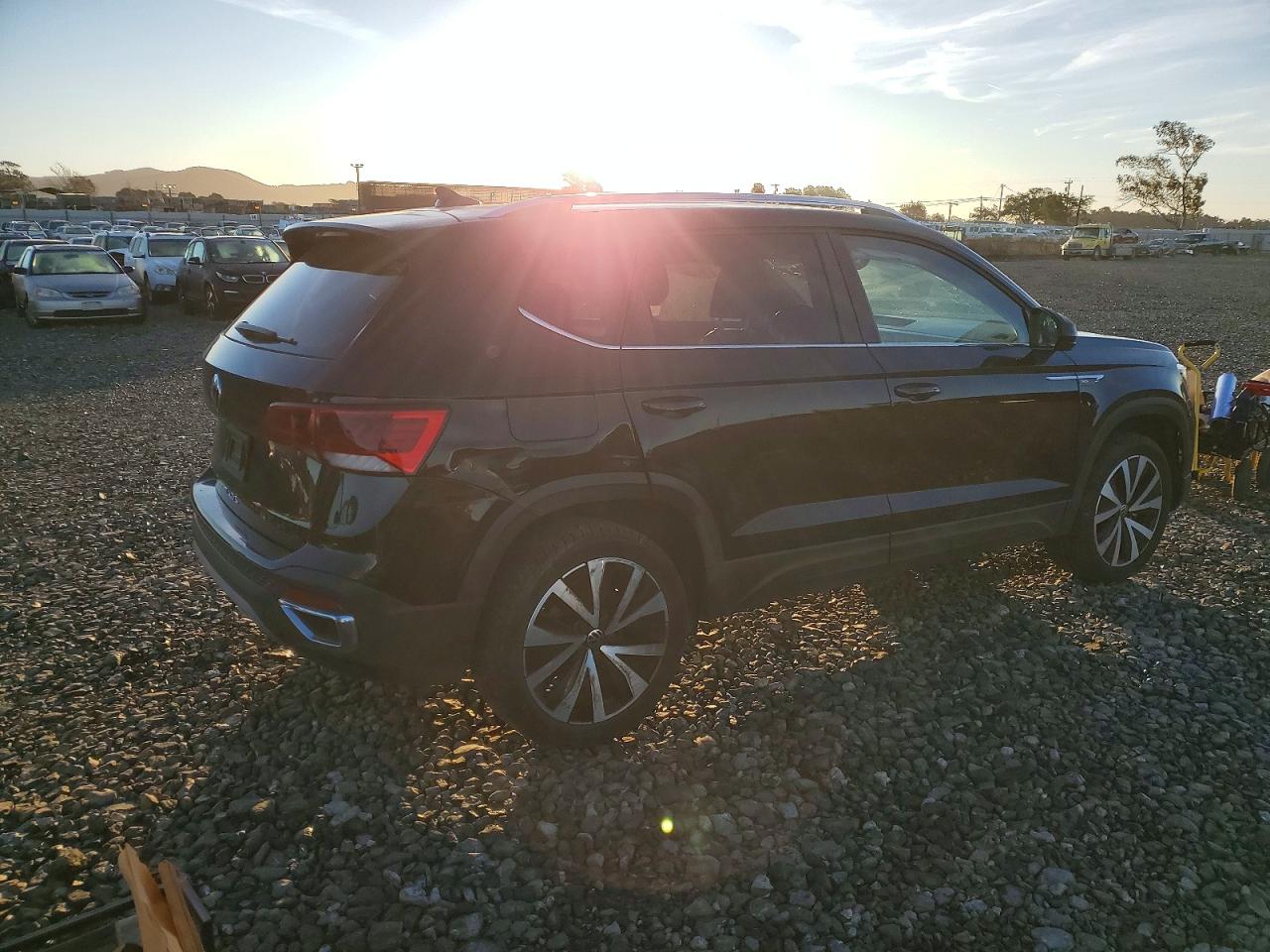 2024 VOLKSWAGEN TAOS SE photo 3