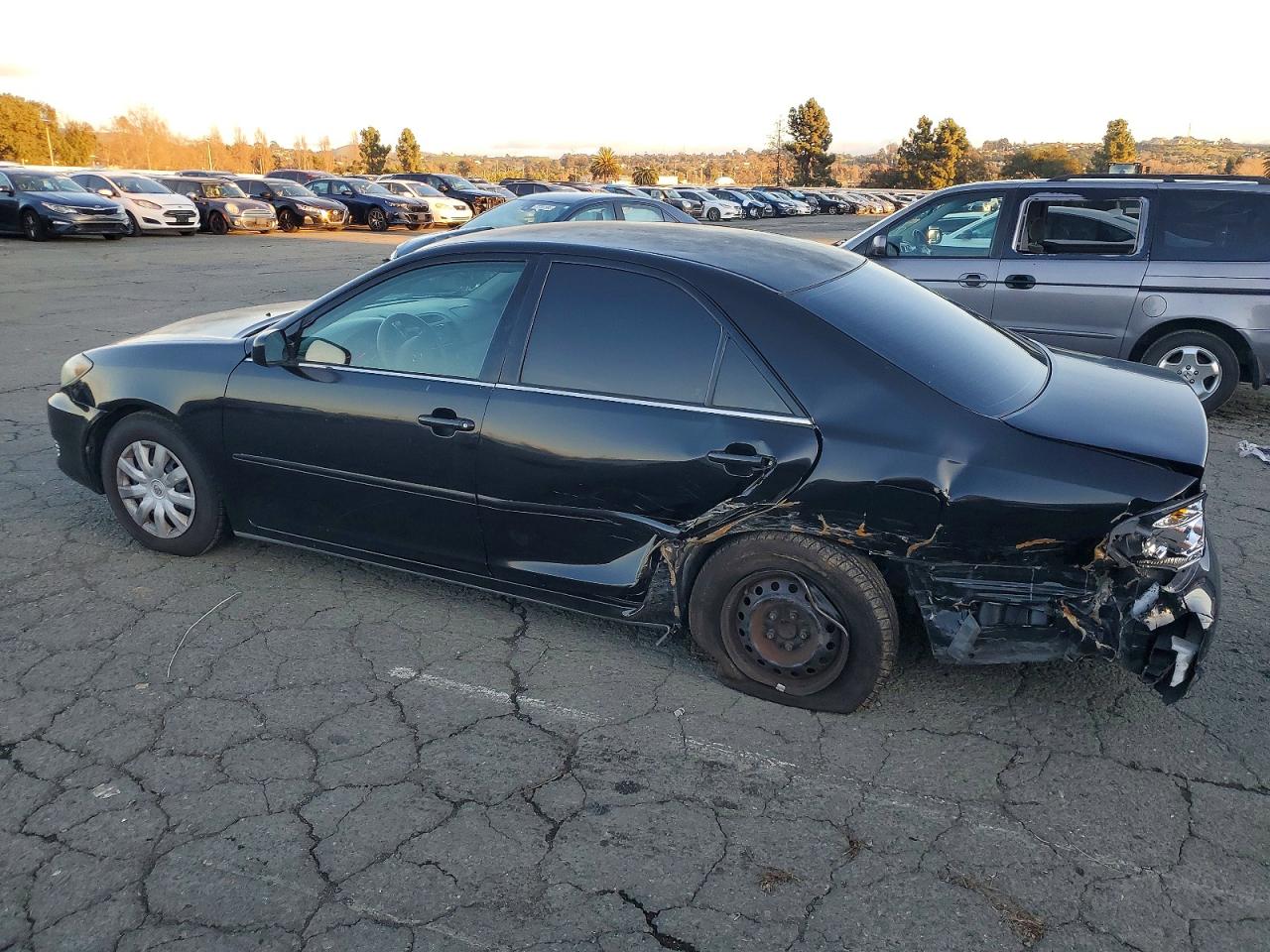 2005 TOYOTA CAMRY LE photo 2