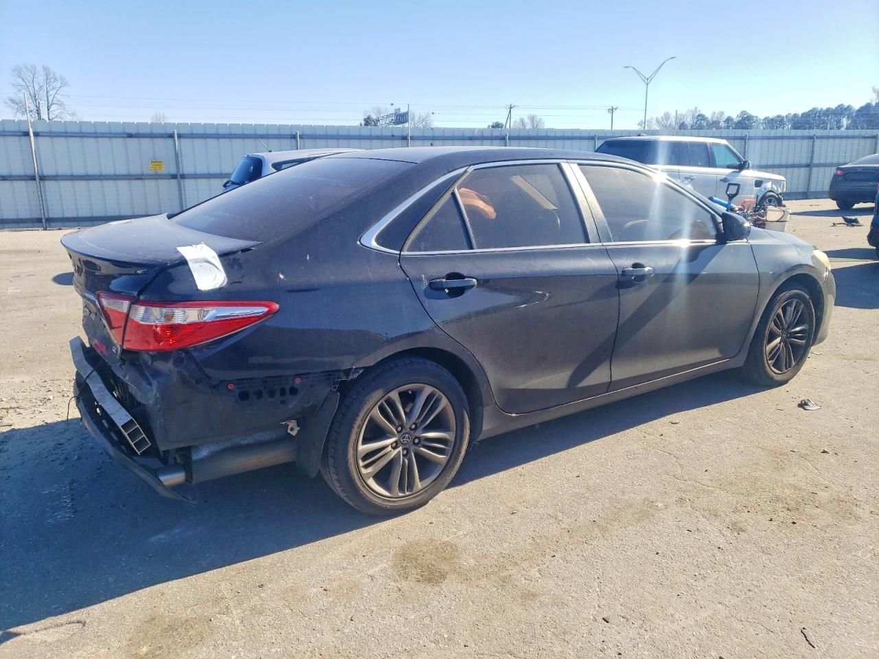 2016 TOYOTA CAMRY LE photo 3