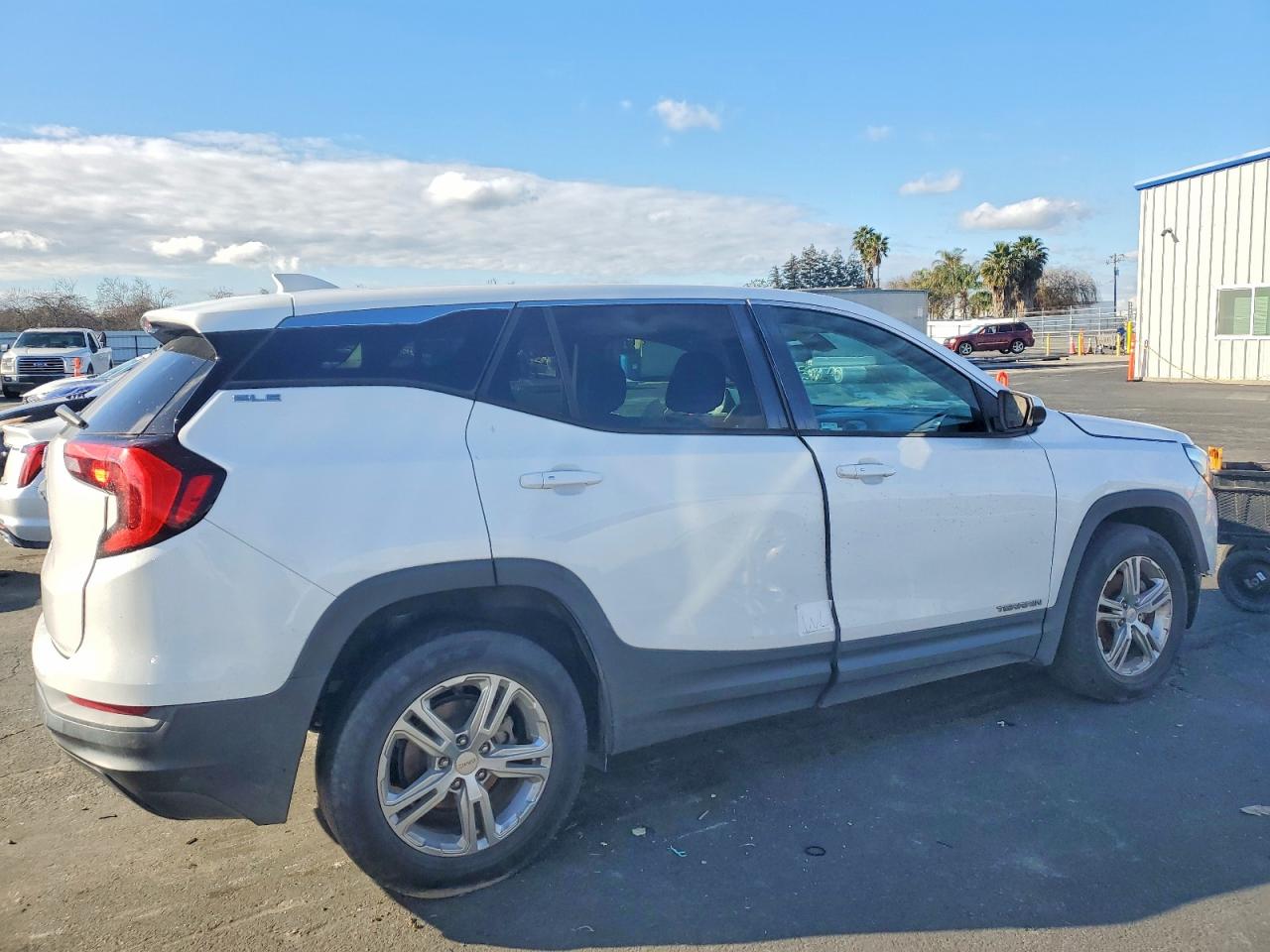 2018 GMC TERRAIN SLE photo 3