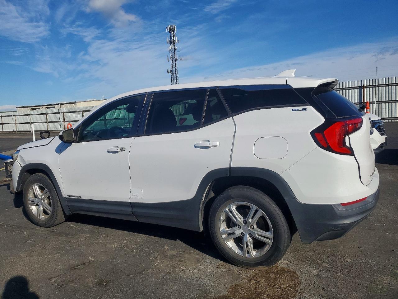 2018 GMC TERRAIN SLE photo 2