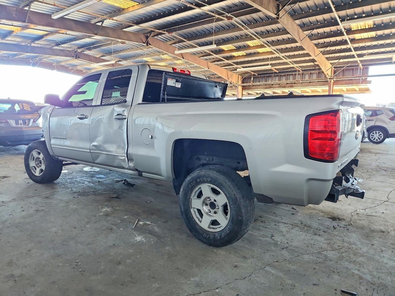 2017 CHEVROLET SILVERADO K1500 LT photo 2