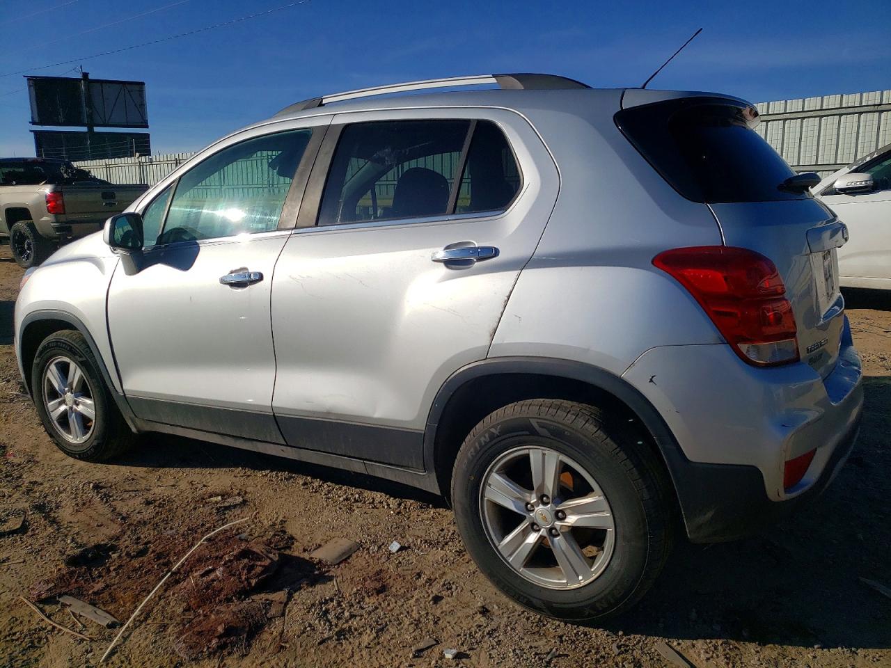 2018 CHEVROLET TRAX photo 2