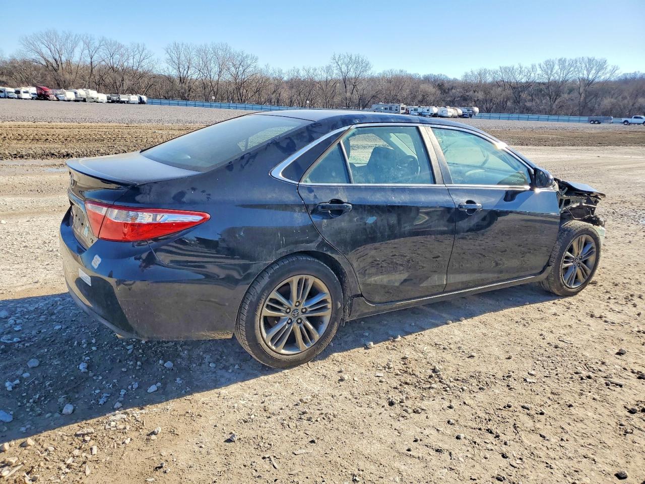 2015 TOYOTA CAMRY LE photo 3