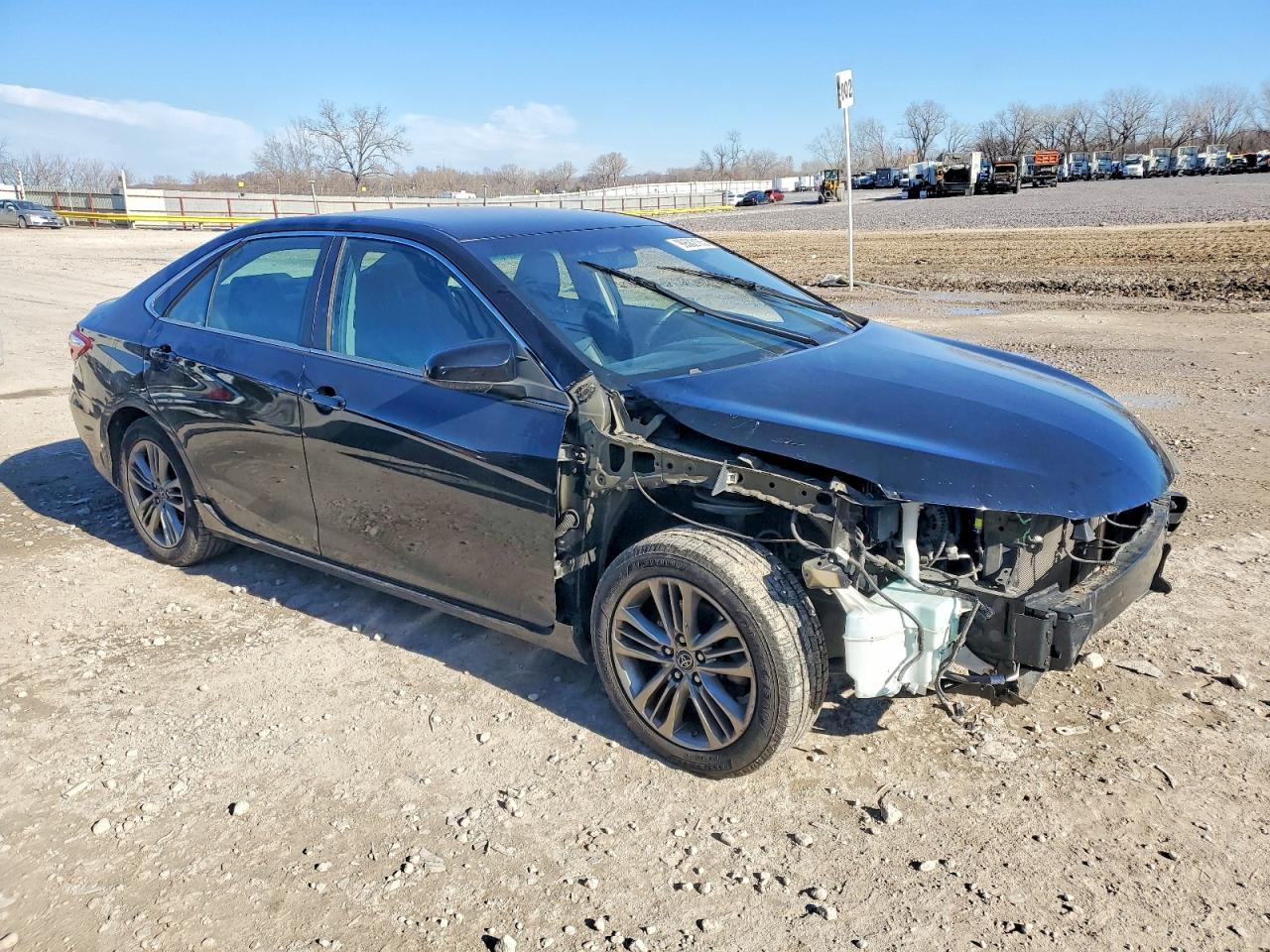 2015 TOYOTA CAMRY LE photo 4