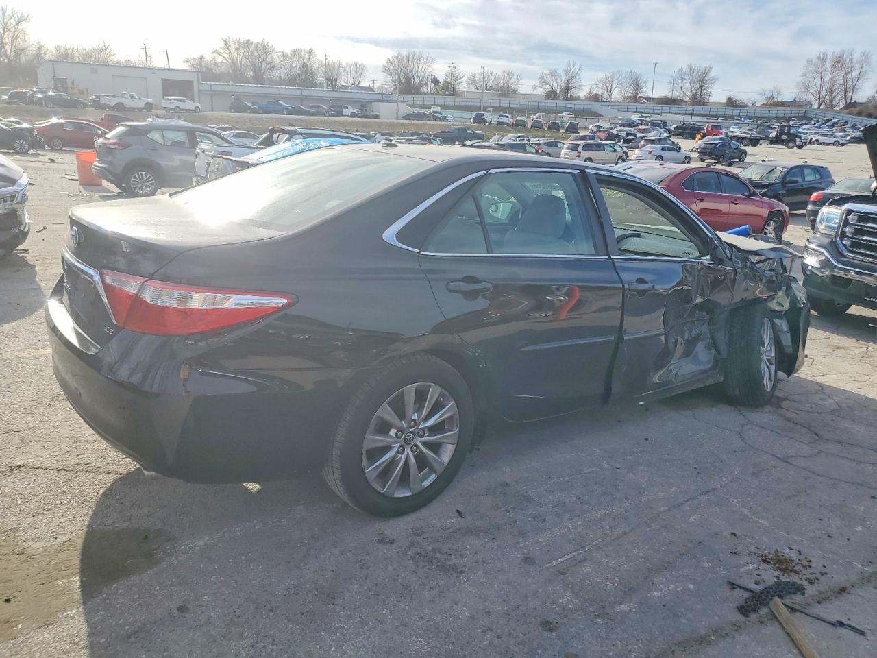 2017 TOYOTA CAMRY LE photo 3