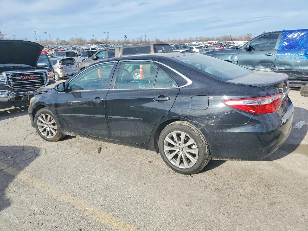 2017 TOYOTA CAMRY LE photo 2